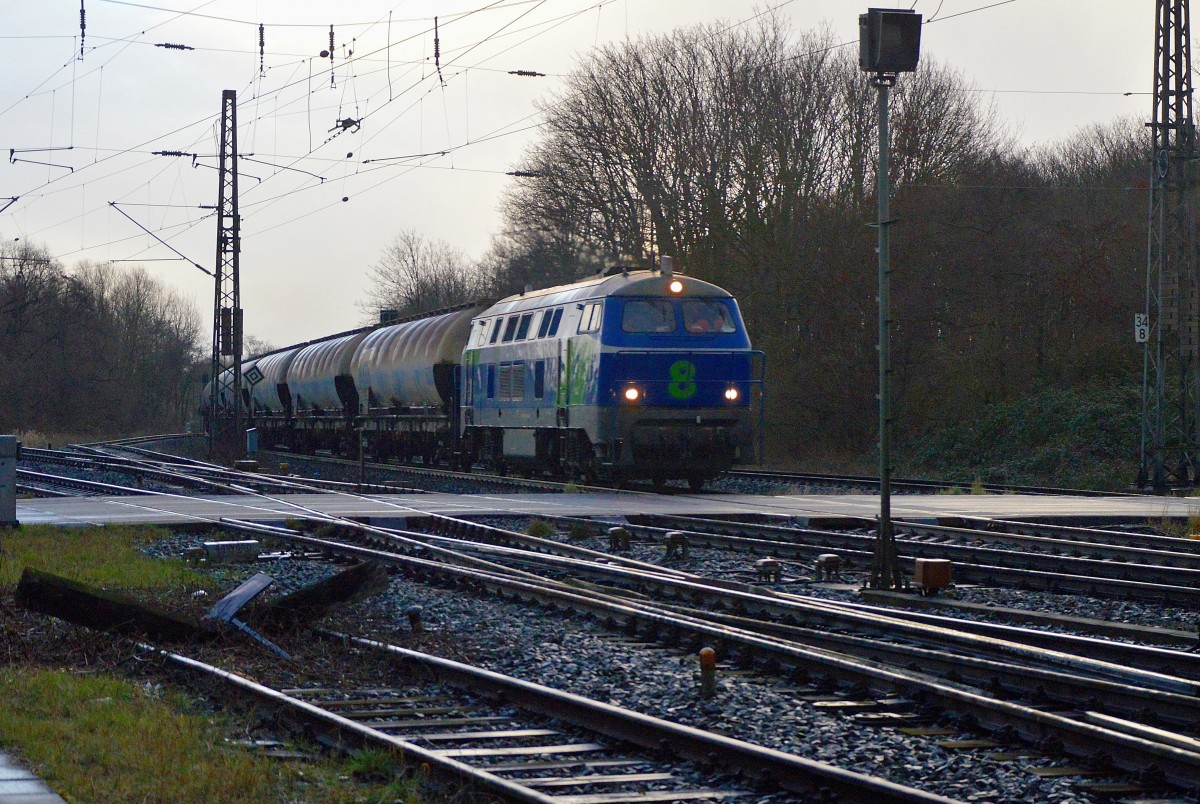 Am Bü ist die  216 055-4 mit einem Silowagenzug nach Niederaußem in Grevenbroich zu sehen am Mittwoch den 2.3.2016