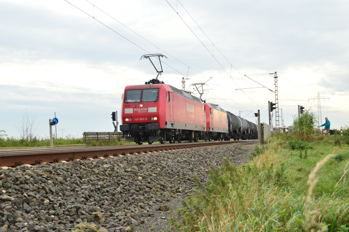 Am Bü Am Chur/In der Schley sind die 145 062-6 mit ihre Schwesterlok 145 040-2 und einem Tankwagenzug von Antwerpen BASF nach Ludwigshafen BASF unterwegs. 12.10.2014