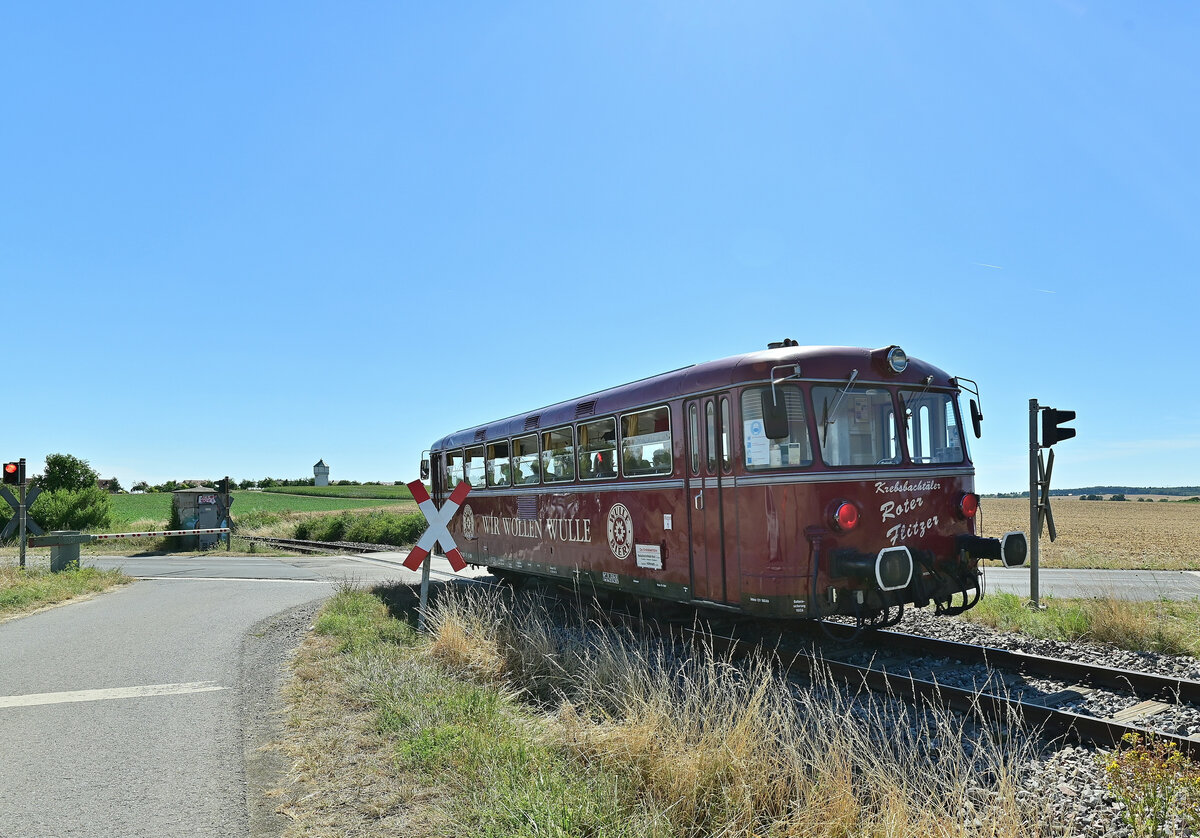 Am Bü an der L530 ist der 798 081 gen Siegelsbach unterwegs am Nachmittag des 7.8.2022