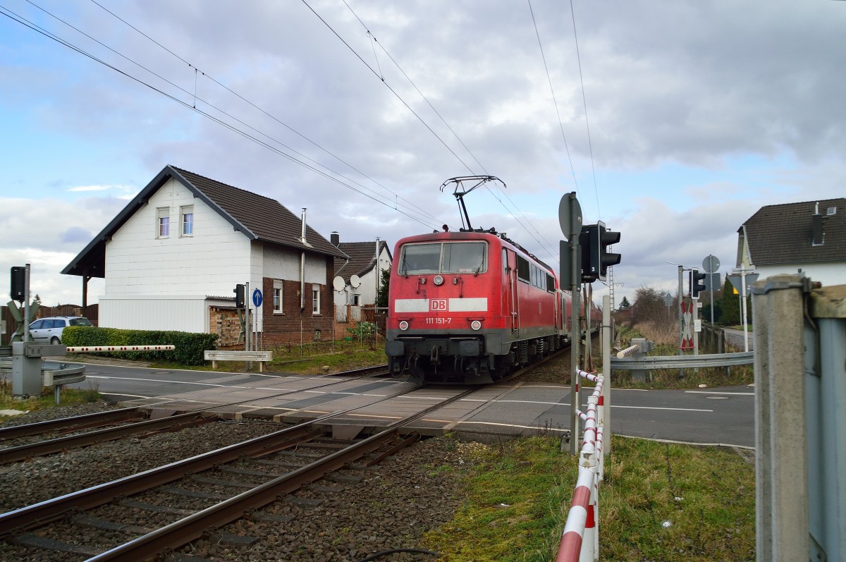 Am Bü Dahler Weg schiebt die 111 151-7 einen RE4 nach Dortmund, in wenigen Minuten wird sie Rheydt Hbf erreichen. 21.2.2014