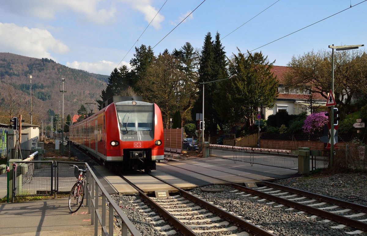 Am Bü des Bahnhofs Schlierbach-Ziegelhausen kommt der 425 266-4 wassersprühend gen Heidelberg Hbf fahrend als S51 heran. 4.2.2014