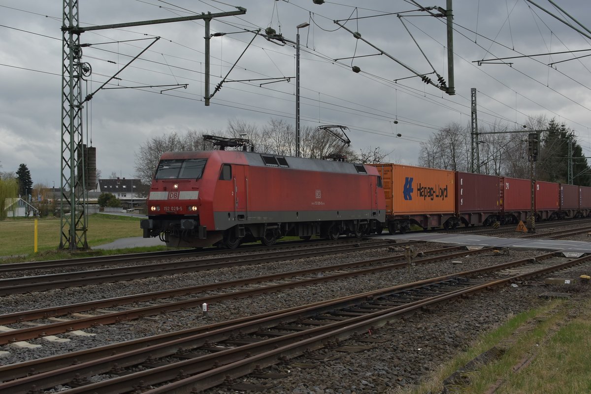 Am BÜ Mittelstraße kommt 152 029-5 mit einem Kastelzug in Groß-Gerau gen Klein-Gerau gefahren, am Sonntag den 19.3.2017.
