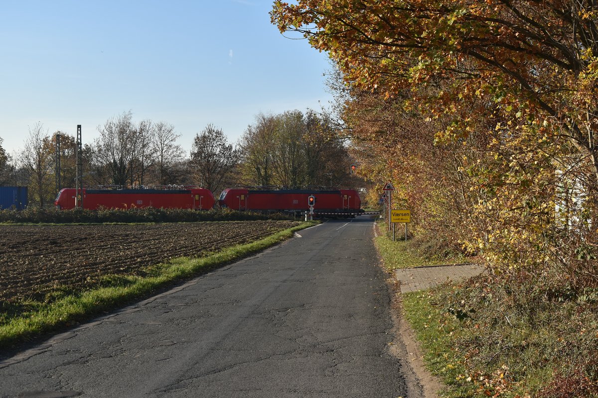 Am Bü Pütterhöfer Weg in Boisheim sind zwei mir unbekannte DB AG 193ziger untergekommen die mit einem Kastelzug gen Venlo fahren. Sonntag 18.11.2018