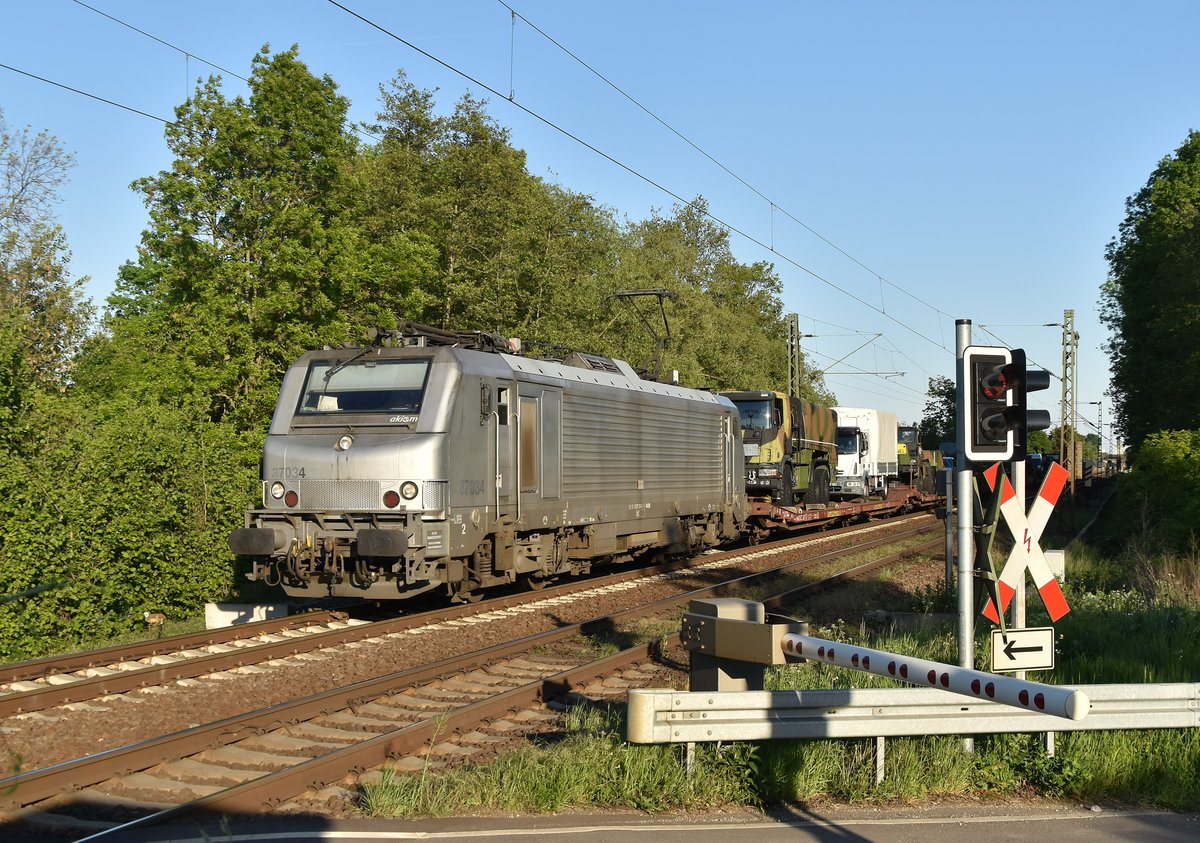 Am Bü Tilmeshof in Kaarst Broicherseite kommt am heutigen Abend die Akiem 37034 mit einem Militärzug am Haken gen Osterath gefahren. 13.5.2019