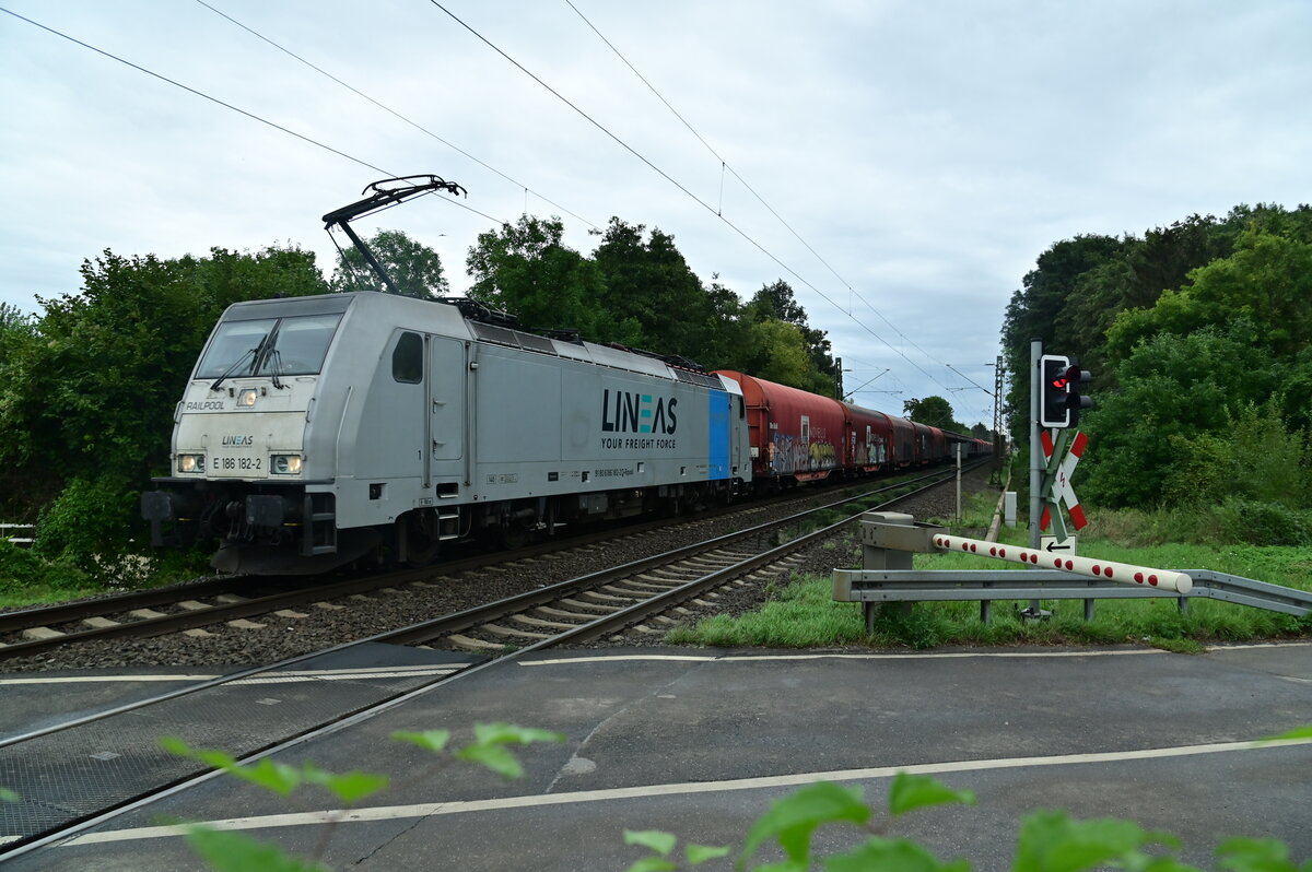 Am Bü Tilmeshof in Kaarst Broicherseite kommt die LINEAS E186 182-2 mit dem Northeimer Aluzug am Fotografen vorbeigefahren. 15.9.2022