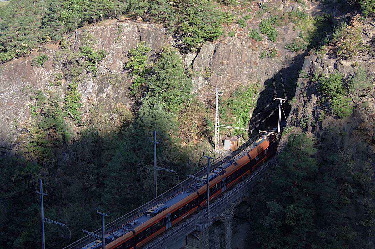 Am Ch�rstelenbachviadukt gibt es immer mal eindrucksvolle Momente einzufangen. Hier passiert am 12.09.2026 ein Traverso bei den ersten Sonnenstrahlen den �bergang vom Tunnel Seite Silenen zum Viadukt.