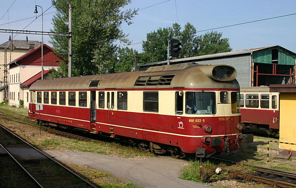 Am Depot am Bahnhof von Trencianska Tepla fhrt am 1.6.2005 850022 vorbei.