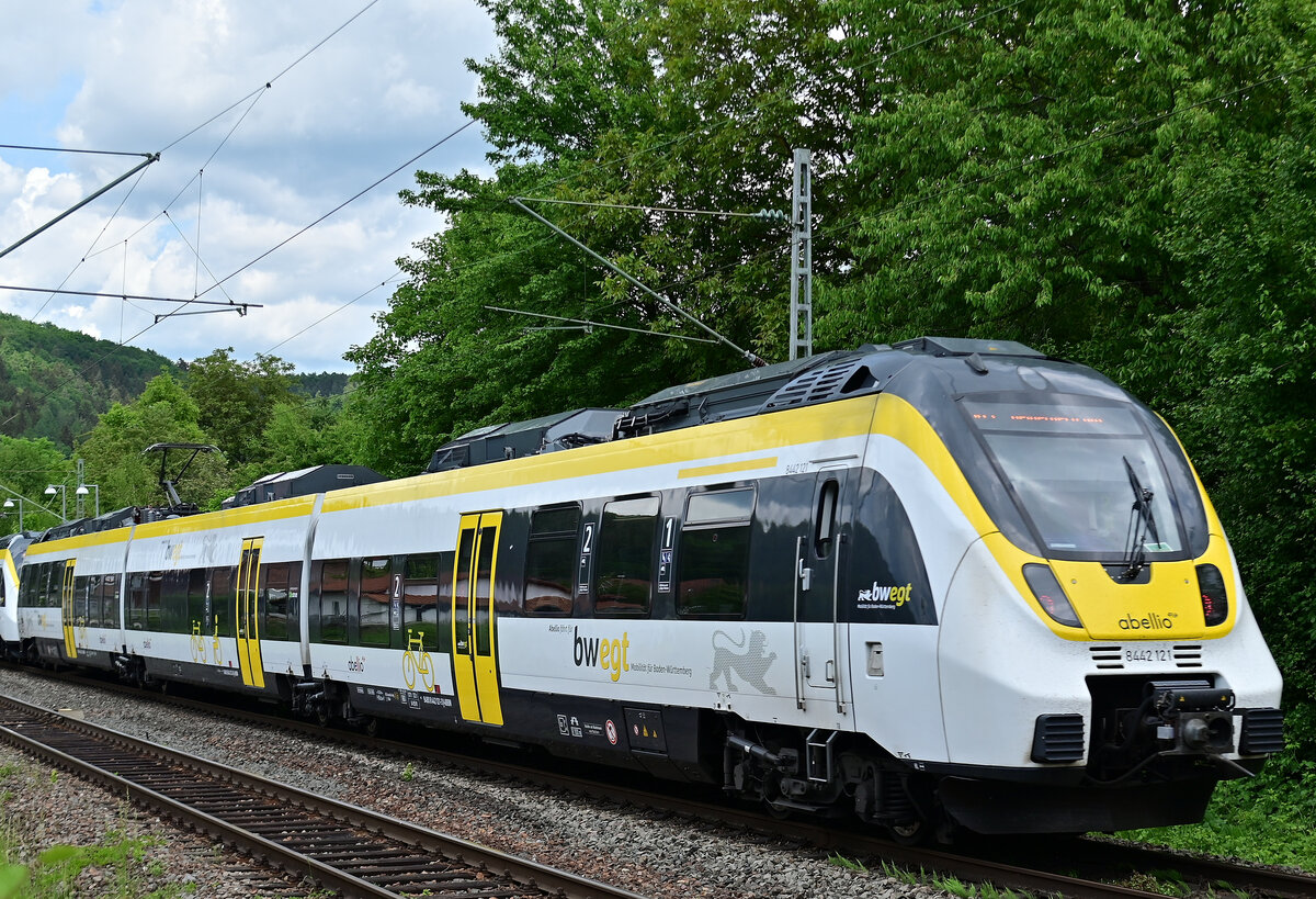 Am Dienstag den 17.5.2022 lichtete ich den 8442 121 im Nachschuß ab und das Abellio-Logo zierte ihn. Hier ist der Zug in Neckargerach auf dem Weg nach Mannheim als RE10a zusehen.