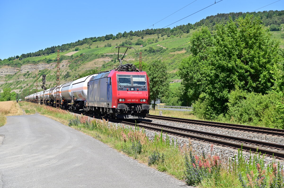 Am Dienstag den 28.6.2022 ist die 482 027 mit Gaskesselwagen in Thüngersheim gen Würzburg fahrend abgelichtet.
