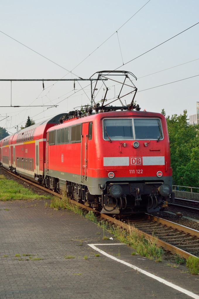 Am Donnerstag den 29.8.2013 fhrt die 111 122 mit einer RE4 nach Dortmund aus dem Bahnhof Rheydt aus.