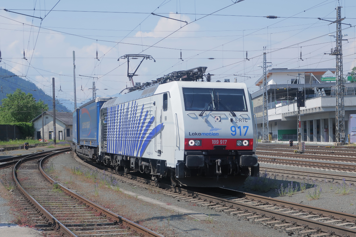 Am Donnerstag, den 8. Juni 2023, ist die bestens gepflegte 189 917 D-LM der Lokomotion mit einem Güterzug Richtung München in Kufstein auf Gleis 2 unterwegs.