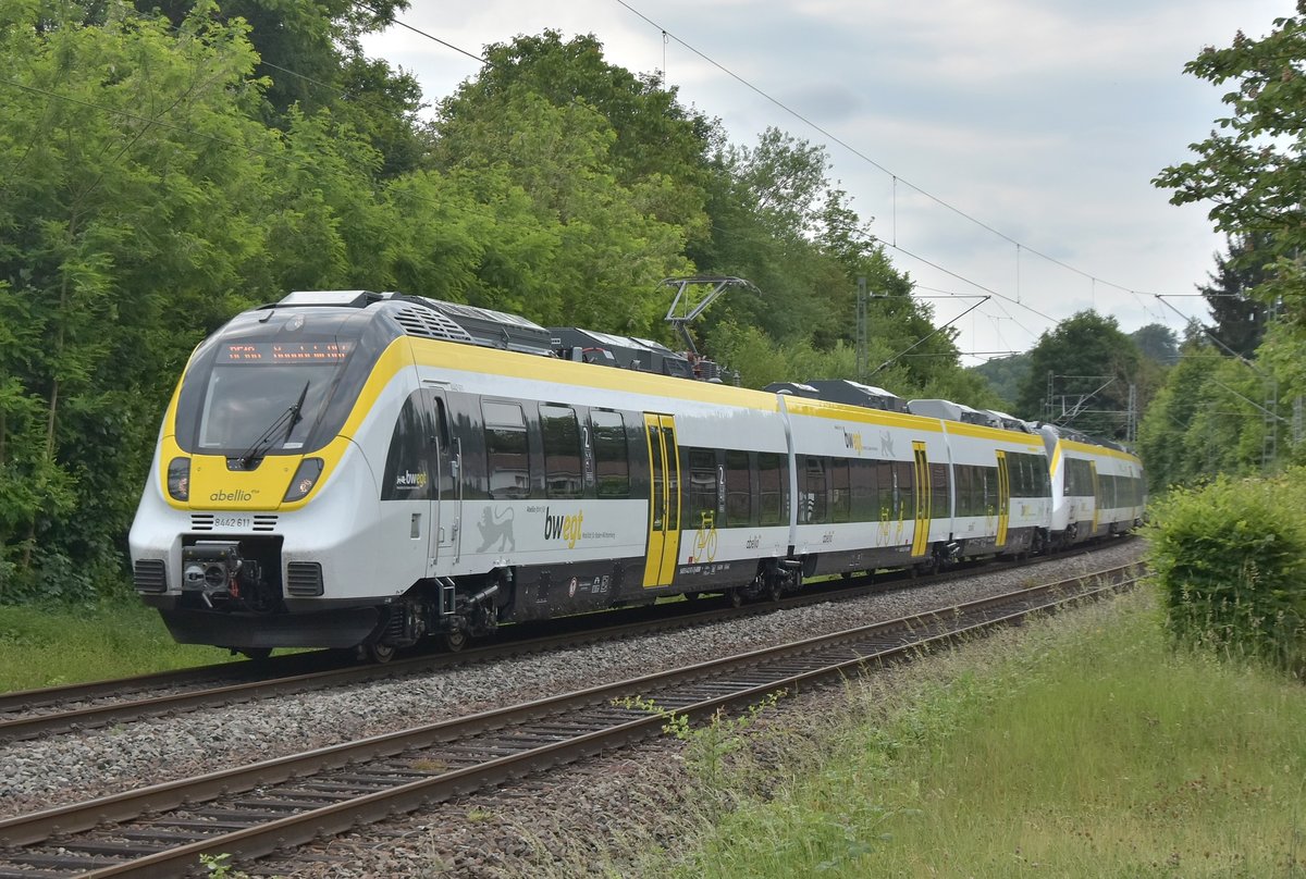 Am Donnerstagvormittag den 28. Mai 2020 kommt mir ein RE10a nach Mannheim durch Neckargerach, der vom 8442 611 geführt wird.
