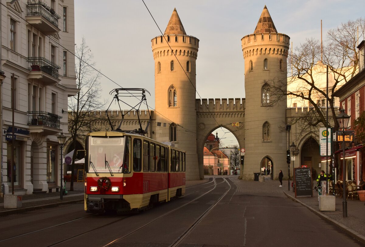 Am dritten Adventssonntag fuhr neben dem Gothawagen auch der Tatra Prototyp der KT4D als Glühwein Express auf der Linie 96 durch Potsdam. Hier hat sie soeben das Nauener Tor durchquert und ist auf dem Weg zum Hauptbahnhof.

Potsdam 17.12.2023