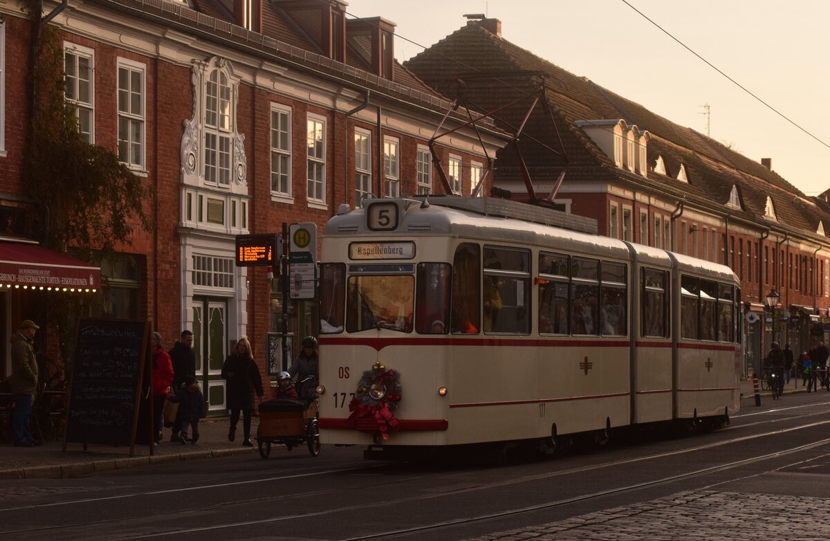 Am dritten Adventssonntag fuhr in Potsdam der Gothawagen 177 als Glühwein Express auf der Linie 96. Hier steht er an der Haltestelle Nauener Tor. 

Potsdam 17.12.2023