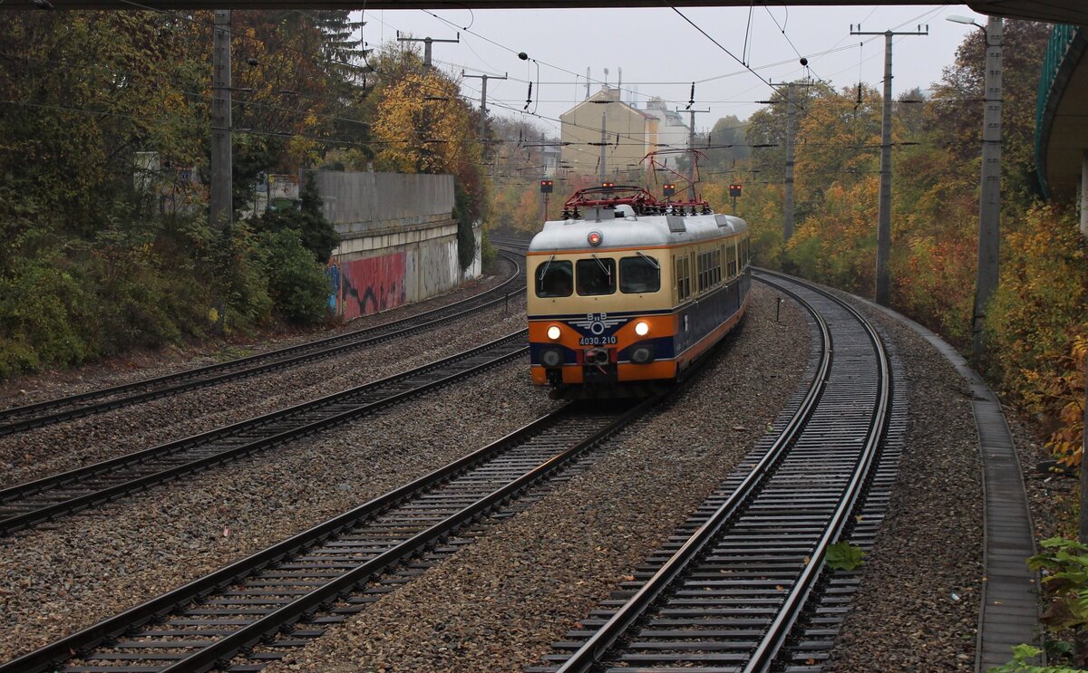 Am düsteren Morgen des 29.10.2022 durchfährt der 4030.210 als SLP17425 von Schwechat nach Wien Westbahnhof den Bahnhof Maxing, um den ganzen Tag als S15 von Wien West über die Wiener Schnellbahnstammstrecke nach Wien Floridsdorf und retour zu pendeln und so das 60-jährige Jubiläum der Wiener Schnellbahn zu feiern. 
Der herrlich restaurierte Triebzug gehört der Technischen Museum Wien und ist beim VEF Schwechat hinterstellt und wird dort gehegt und gepflegt.