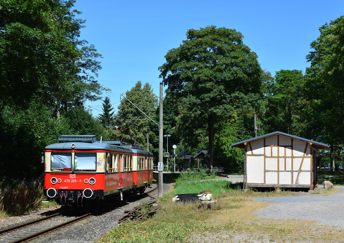 Am ehemaligen Bahnhof Oberweißbach Deesbach steht noch der ehemalige Güterschuppen. Eines der wenigen Relikte was auf den damaligen Güterverkehr auf dieser Strecke aufweist. 479 205-7und 479 201-6 fahren Talwärts und erreichen ihren ersten Halt Obereißbach Deesbach.

Oberweißbach 12.08.2018