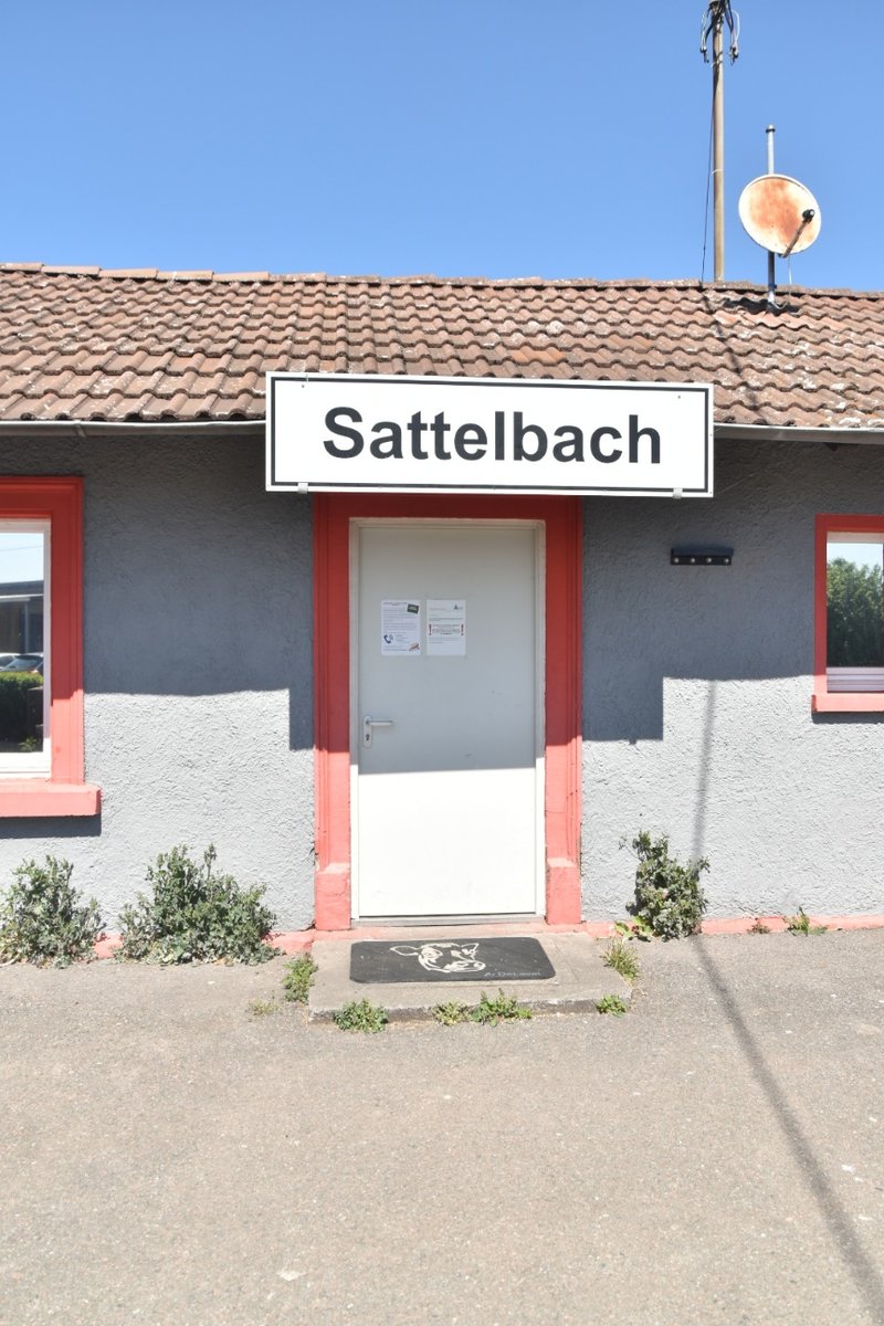 Am ehemaligen Haltepunkt Sattelbach an der ehemaligen Kbs 321f Mosbach - Mudau der heute ein Jugendhaus ist prankt das Stationsschild.22.4.2020