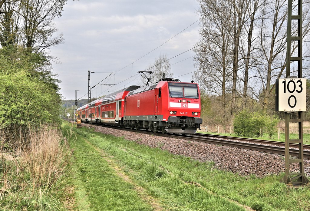 Am ehemaligen Posten 103 ist hier der RE 2 mit Zuglok 146117 am 22.4.2022 um 09.09 Uhr nach Osnabrück unterwegs.
