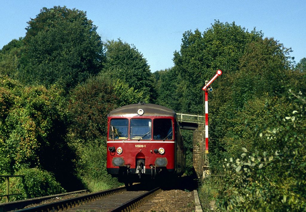 Am Einfahrsignal des durchgeschalteten Bf. Hofermhle entstand diese Aufnahme von 515 616, 636 und 815 706 als Sonderfahrt nach Heiligenhaus am 18.09.1993