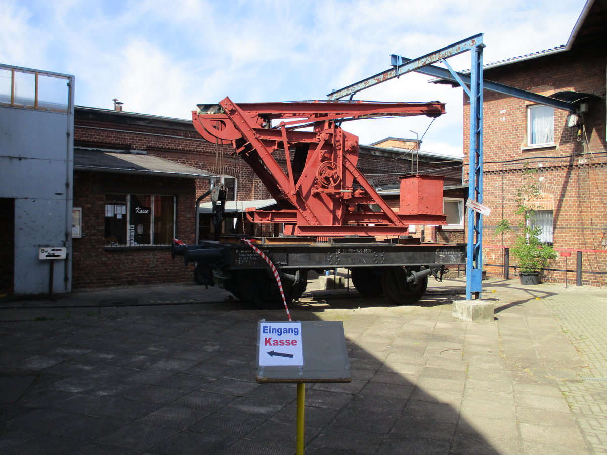Am Eingang ins Eisenbahnmuseum Arnstadt steht dieser Kranwagen am 30.Mai 2020.