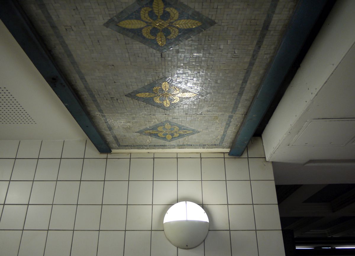 Am Eingang Rathausstraße zur Hamburger U-Bahnhaltestelle  Rathaus  gibt es sogar noch ein kleines Stück Deckenmosaik von 1912! 12.3.2014