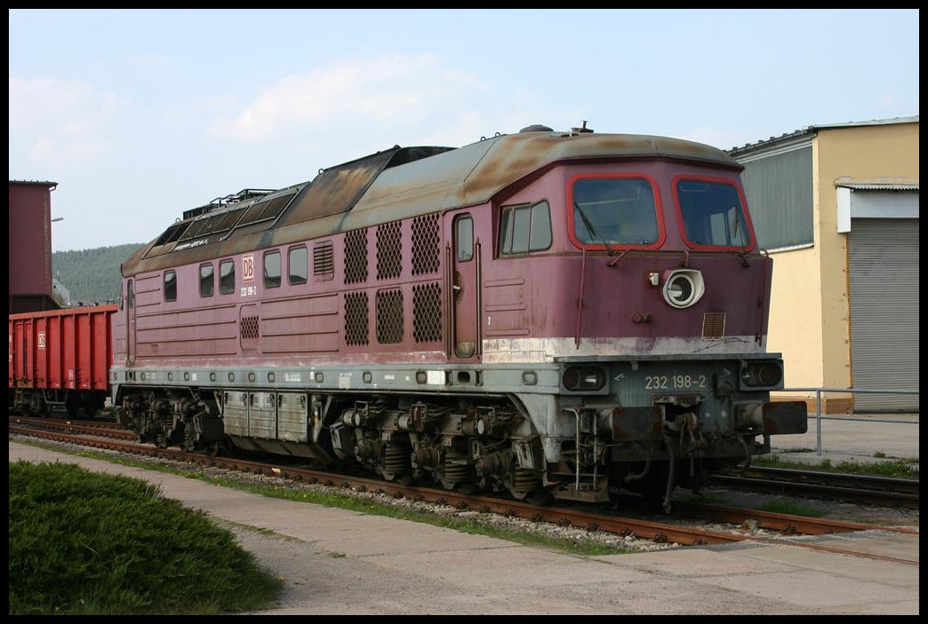 Am Eingang zum BW Saalfeld präsentiert sich hier am 23.4.2005 die 232198-2 noch in alter Lackierung.