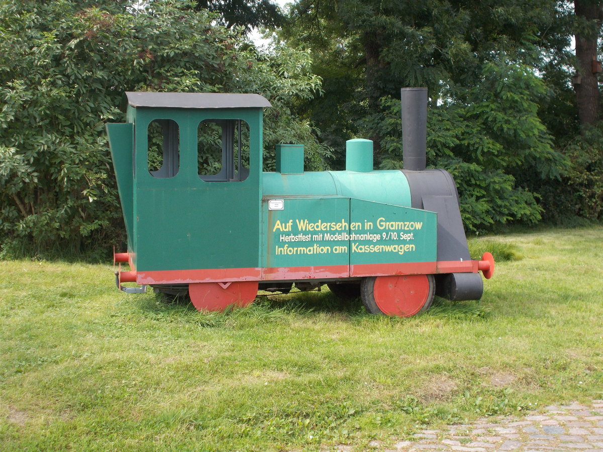 Am Eingang zum Eisenbahnmuseum Gramzow steht diese Phantasielok.Aufnahme vom 28.August 2017.