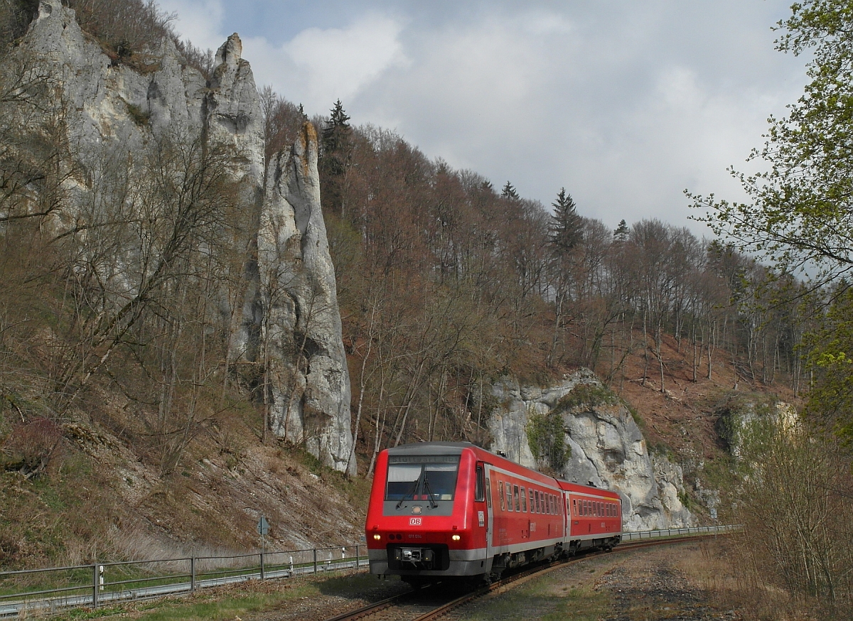 Am Eingang zum oberen Donautal befindet sich in der Nhe von Inzigkofen 611 014 als IRE 3256 auf der Fahrt von Aulendorf nach Stuttgart (06.04.2014).