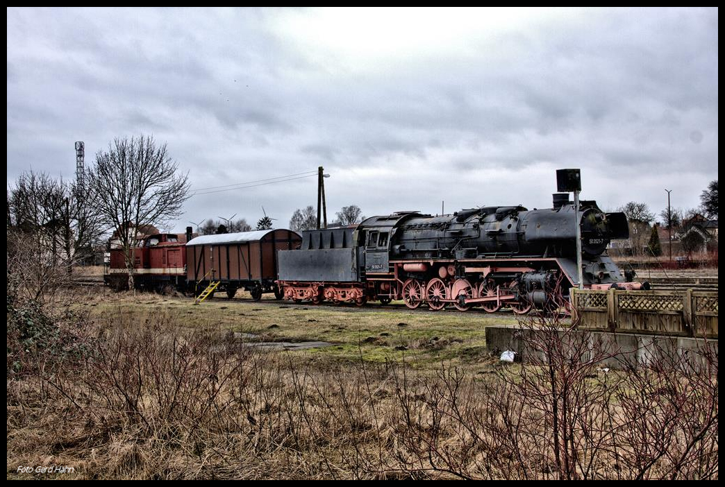 Am Eisenbahn Romantik Hotel in Meyenburg gegenüber dem Bahnhof steht hier am 26.02.2017 dieser Denkmalzug. Er besteht aus der DR Dampflok 503521 und der DR Diesellok 201068. Letztere stand bis zum Jahr 2016 noch an einem Hotel bei Plau am See.
