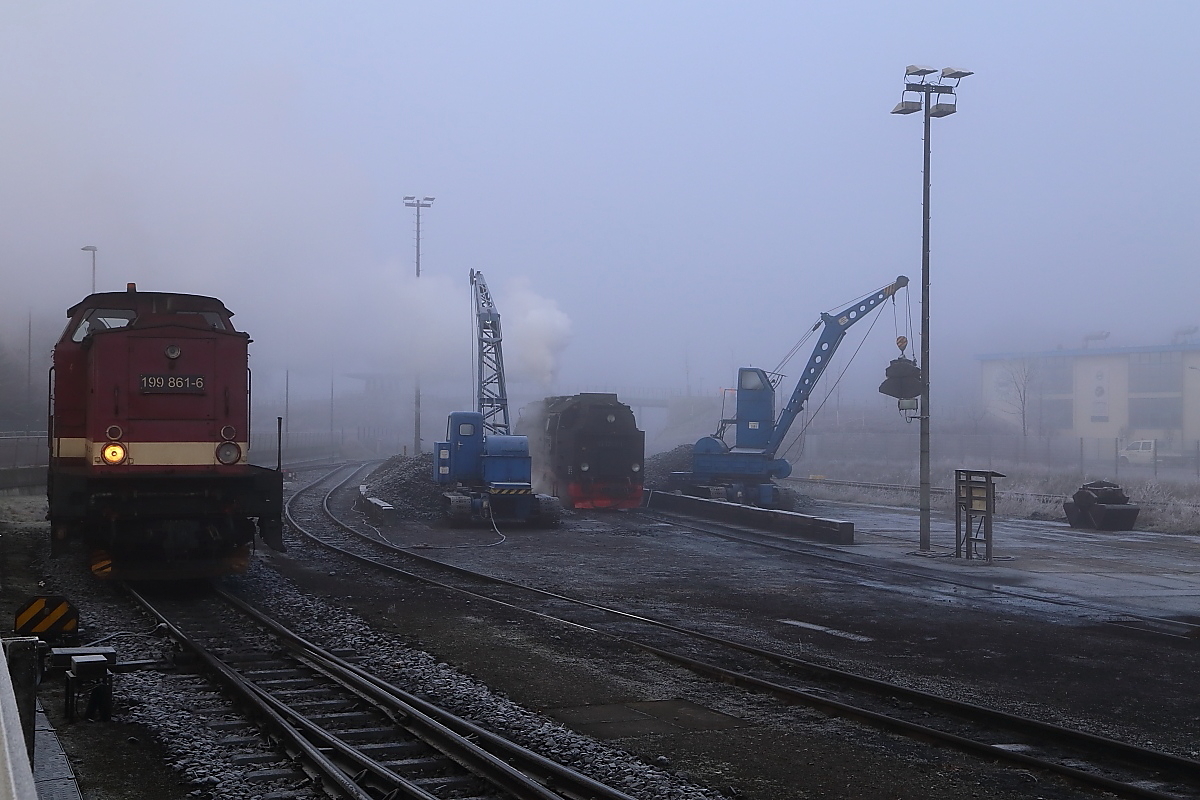 Am eisigen Nebelmorgen des 13.02.2015 wird im Bw Wernigerode gerade 99 7243 für ihre heutige IG-HSB-Sonderfahrt zum Brocken und nach Gernrode bekohlt, während sich 199 861 auf Rangierfahrt befindet.