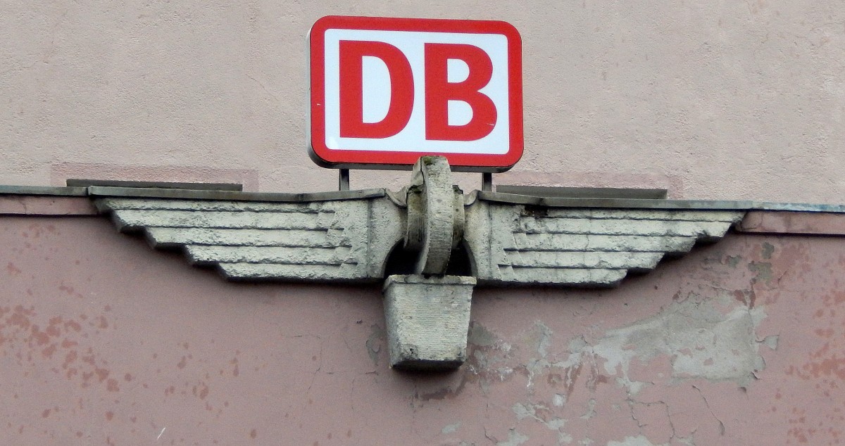 Am Empfangsgebäude des Bahnhofes Dillenburg im Sieger Land befindet sich dieses Flügelrad.

Dillenburg 29.11.2015