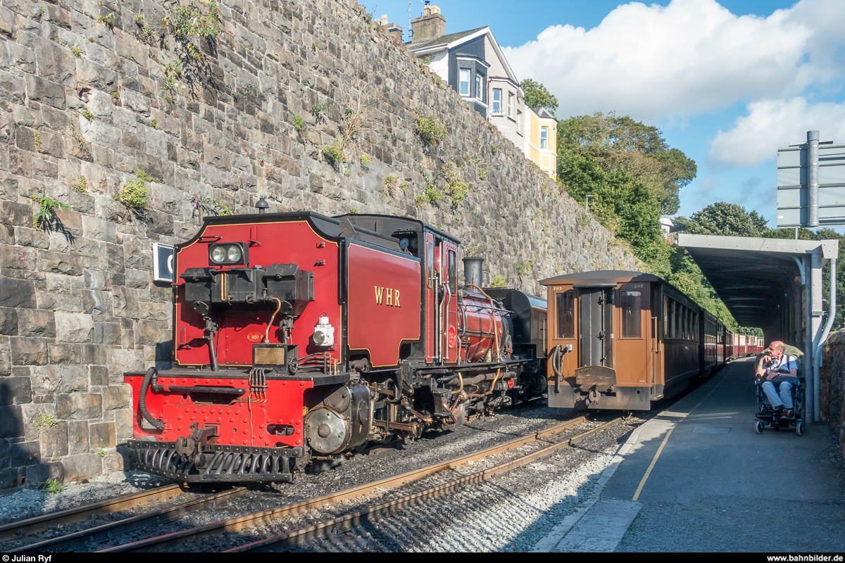 Am Endbahnhof Caernarfon umfährt die Garratt 138 den Zug. 15. August 2017.