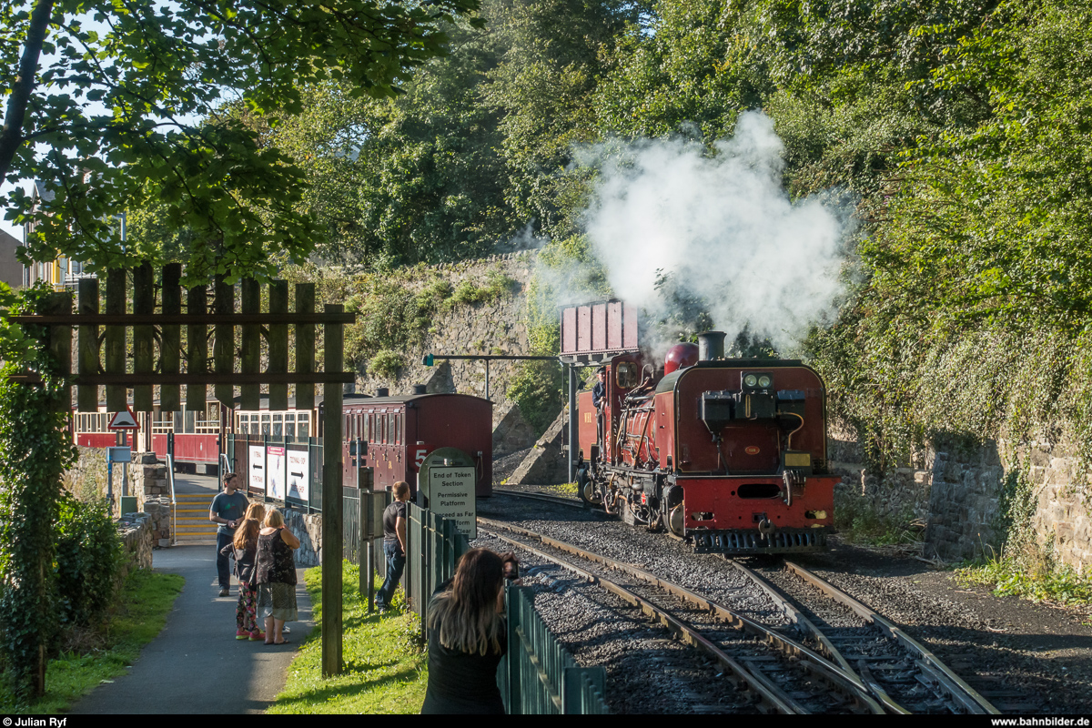 Am Endbahnhof Caernarfon umfährt die Garratt 138 den Zug. 15. August 2017.
