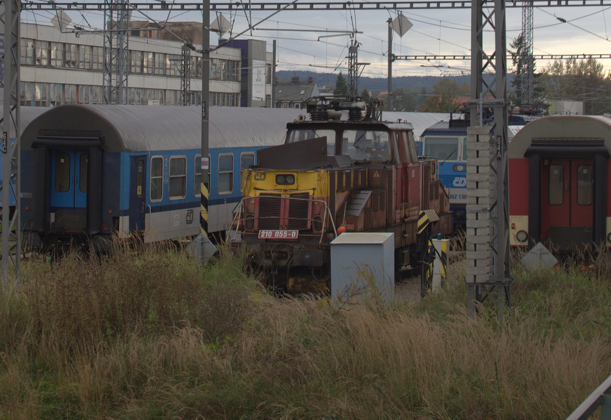 Am Ende der Abstellgruppe für Personenzüge steht  210 055-0 , ein  Zehlička  ,210 055-0, etwas verbeuelt, vermutlich hatte das Bügeleisen einen Auffahrunafall.
23.09.2018 09:56 Uhr.