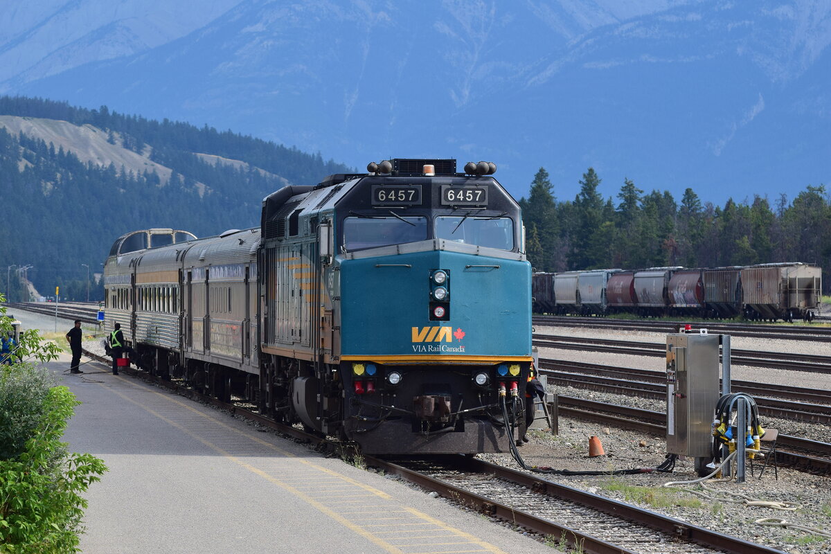 Am Ende des Bahnsteigs stand der Zug nach Price Rupert und wurde noch für seine 2 tägige Fahrt vorbereitet. Vor Abfahrt wurde die Lok 6457 noch mit der auf dem Parkplatz abgestellten Lok 6441 getauscht. In Japser wird die Lok dann wieder betankt und auf den nächsten Zug vorbereitet. 

Jasper 19.08.2022
