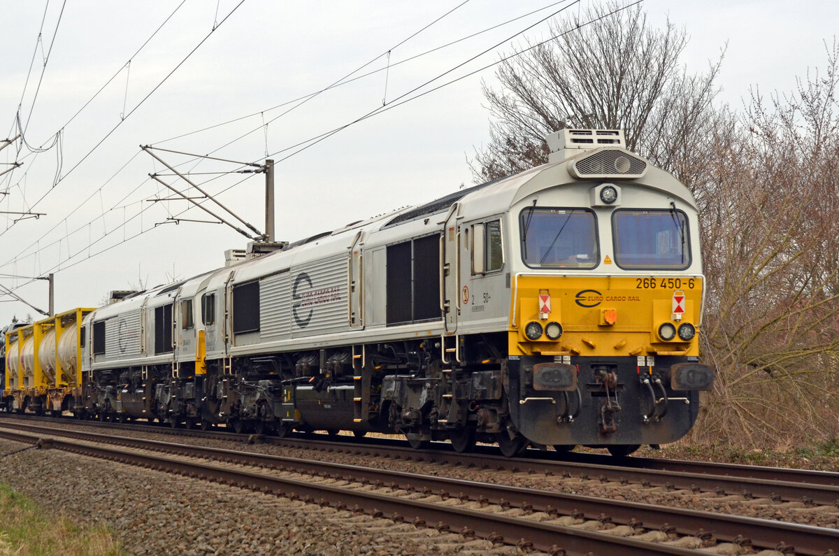 Am Ende des gemischten Güterzuges von 185 376 liefen die beiden ECR-Class 66 266 448 und 266 450 kalt mit. Fotografiert am 10.03.24 in Greppin.