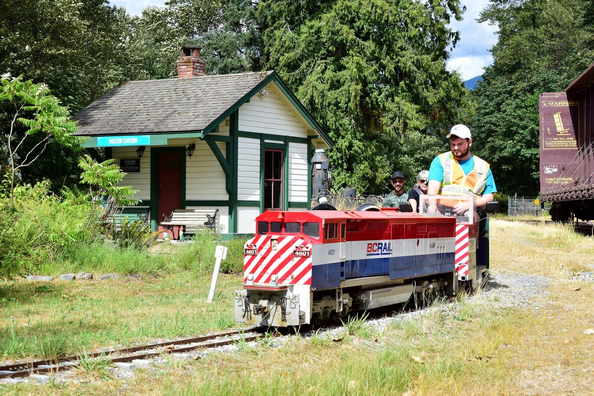 Am Ende des Museums befand sich die Mason Station des Mini Rail Train. Hier zieht die 4801 der B.C Rail im Mini Format die Besucher über eine 2km lange Strecke.

Squamish 13.08.2022