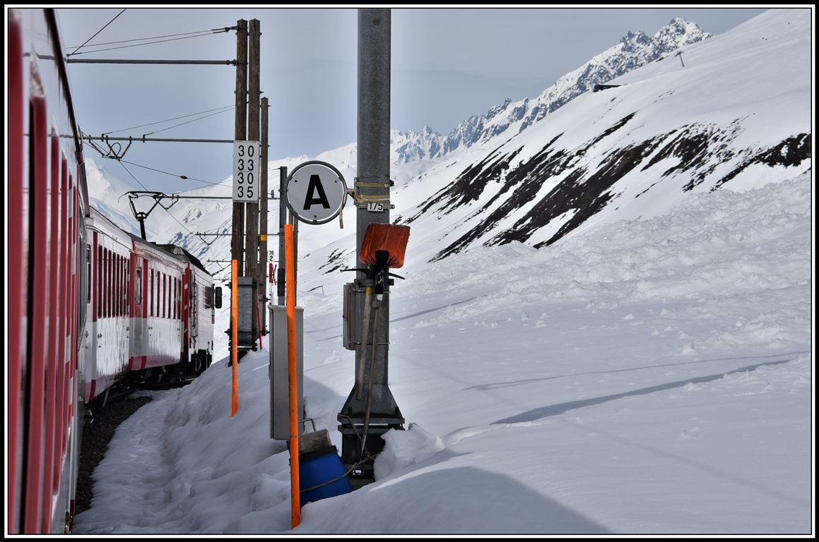 Am Ende des Oberalpsees beginnt der Abstieg nach Andermatt und das A signalisiert den Beginn des Zahnstangenabschnitts hinunter nach Nätschen. (16.04.2019)