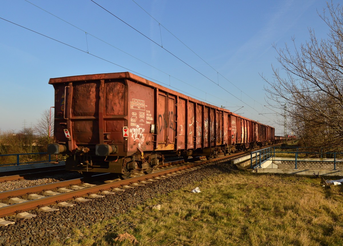 Am Ende eines von der 155 060-7 gezogenen Mischers ist dieser Eaos zu sehen, der seine besten Tage auch schon hinter sich hat. 14.3.2016