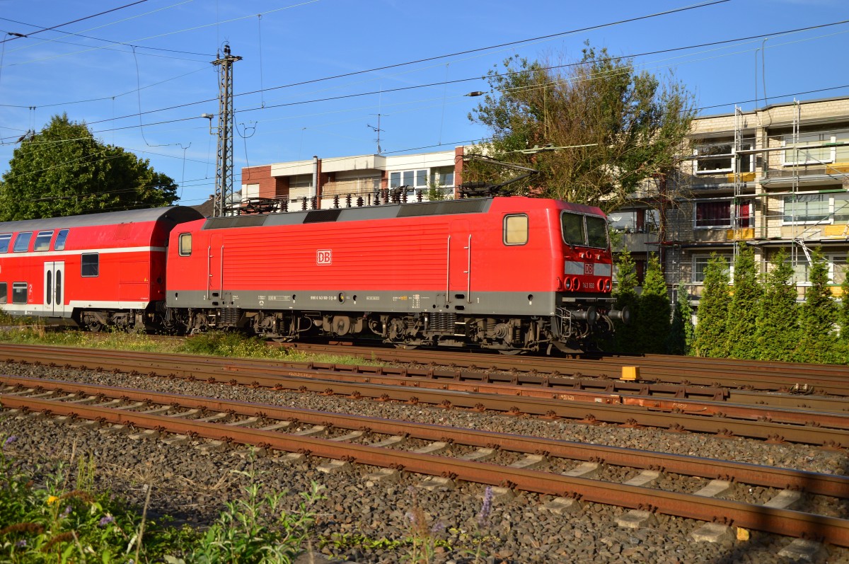 Am ENDE! Eines RB 27 Zuges schiebt am Abend es 6.8.2015 die 143 168-3 den Zug von Köln kommend in den Rheydter Hbf ein, bald hat sie ihre Ziel Mönchengladbach Hbf erreicht und es geht wieder nach Koblenz zurück.