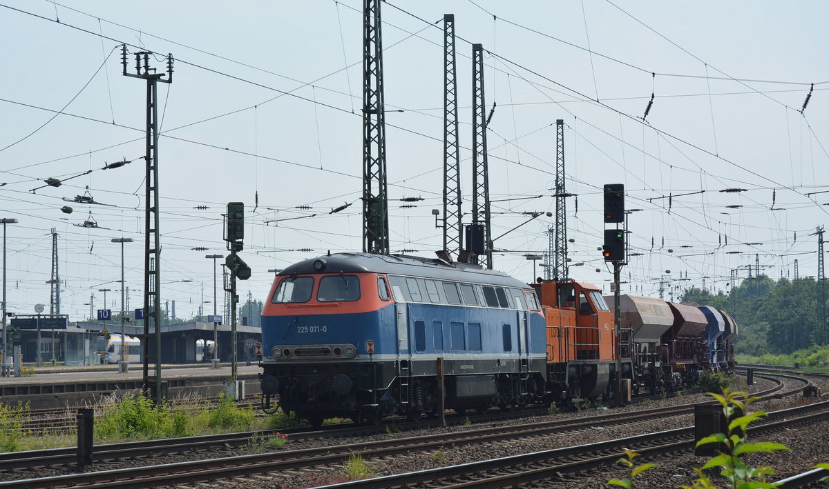 Am Ende eines Schotterzuges hingen eine unbekannte V100 von BBL und 225 071-0 der NBE. Hier als Nachschuss bei der Einfahrt in Hamm.

Hamm 09.06.2018