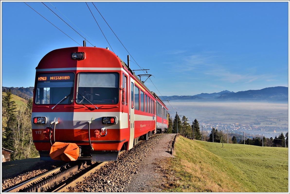Am Ende der Haltestelle beginnt gleich der nächste Zahnstangenabschnitt hinunter nach Altstätten Stadt. Über dem Rheintal liegt Dunst, Die Appenzeller und die Vorarlberger in höheren Lagen geniessen die Sonne. (10.12.2016)