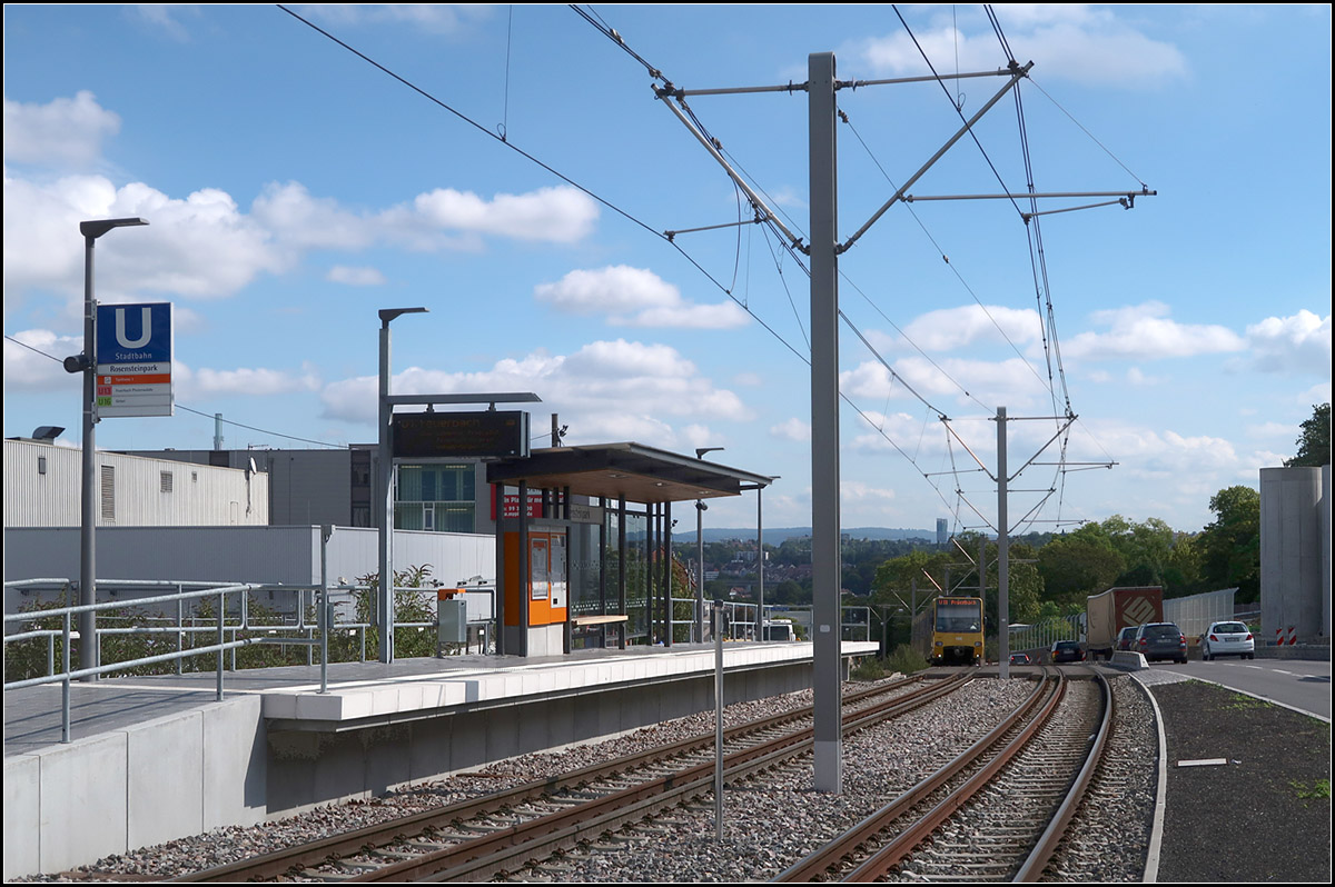 Am Ende einer Steigungsstrecke -

Der Bahnsteig für die Fahrtrichtung West der neuen Haltestelle Rosensteinpark in Stuttgart. Der Zug der Linie U13 hat gleich die Steigung aus dem Neckartal überwunden und erreicht die Haltestelle.

13.09.2019 (M)