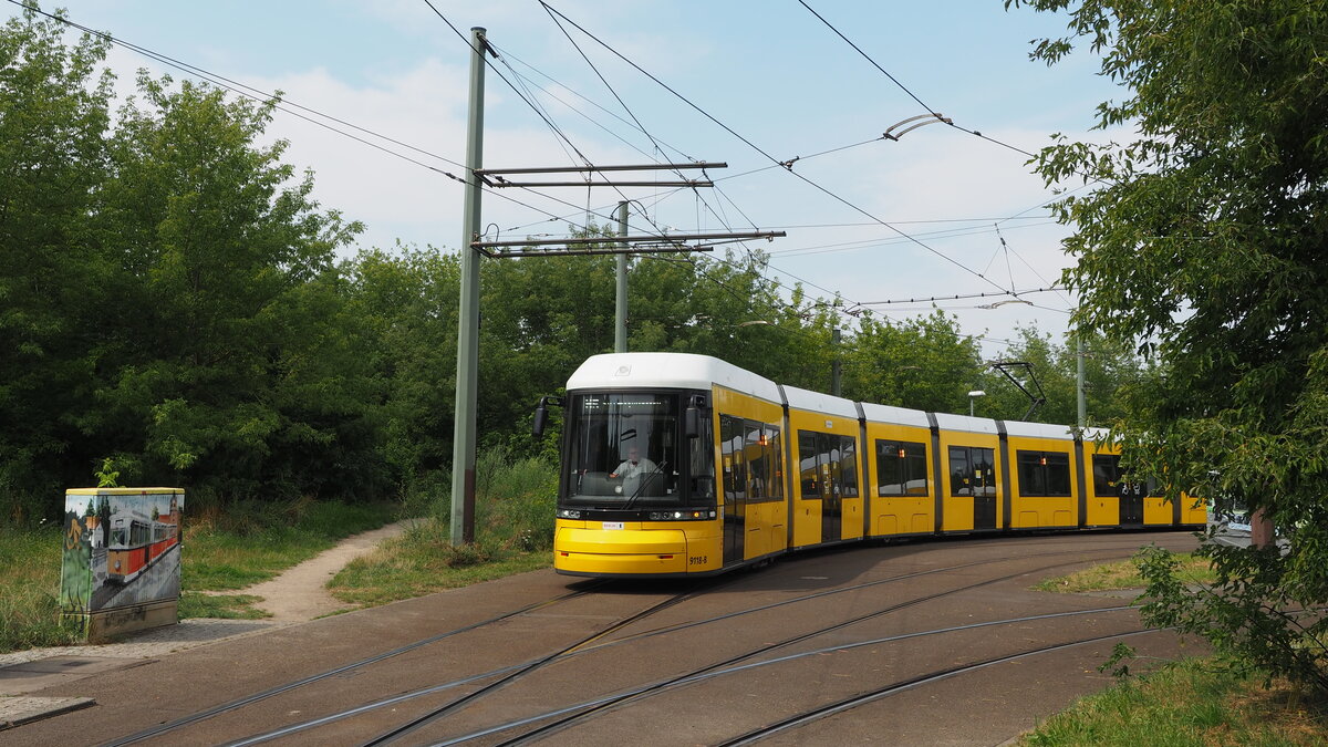Am Ende der Tram-Linie M5 findet sich die Wendeschleife an der Zingster Straße in Berlin-Hohenschönhausen.
Nebst dem Aufenthaltshäuschen hat auch ein Schaltschrank eine Bemalung mit Straßenbahn-Motiv bekommen.

Berlin, der 25.7.2021