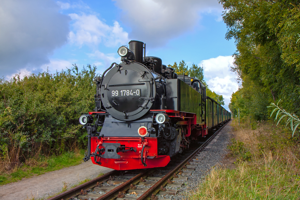 Am Endhaltepunkt Lauterbach Mole bildet die Dampflok des  Rasenden Roland  den Schluss des Zuges und an der Spitze fhrt eine V51den Zug zurck bis Putbus. - 21.09.2013