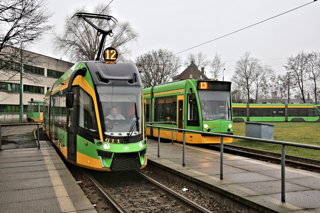Am Endpunkt der Linien 12 und 13 in Poznan, Staroleka PTM, stehen zwei Trambahnen für den nächsten Einsatz bereit. Linie 12 mit Tram 611 rollt hier am 6.12.2022 bereits an den Bahnsteig.