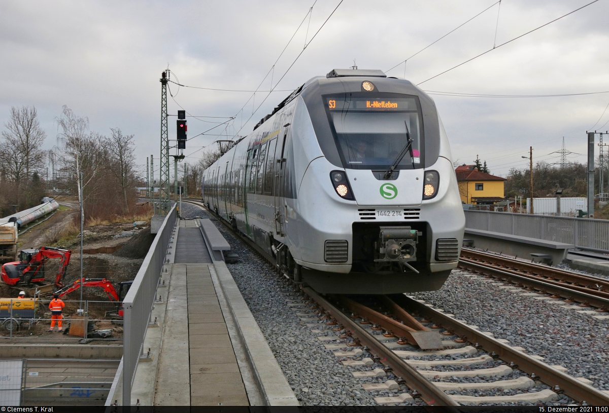 Am ersten Betriebstag der kompletten S3 hatte u.a. 1442 214 (Bombardier Talent 2) noch mit Verspätungen zu kämpfen. Erster Halt nach dem Kopfmachen in Halle(Saale)Hbf ist nun Halle Rosengarten.
Aufgenommen am Ende des Bahnsteigs 2.

🧰 S-Bahn Mitteldeutschland (DB Regio Südost)
🚝 S 37324 (S3) Wurzen–Halle-Nietleben [+10]
🚩 Bahnstrecke Halle–Hann. Münden (KBS 590)
🕓 15.12.2021 | 11:00 Uhr