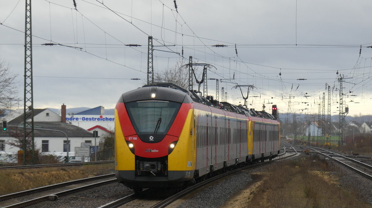 Am ersten Einsatztag der neuen HLB auf der RB75 Wiesbaden - Aschaffenburg erreichen diese beiden Triebwagen als RB75 nach Aschaffenburg den Bahnhof Babenhausen. Aufgenommen am 9.12.2018 12:58