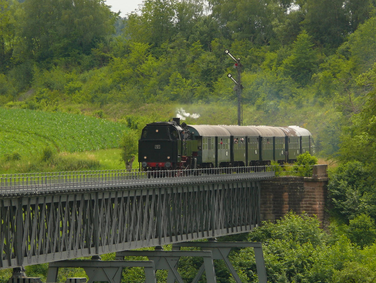 Am ersten kompletten Fahrtag, 3.7.20, der Sauschwänzlebahn fuhr Dampflok  262  mit ihrem Zug über das Epfenhofer Viadukt bei Epfenhofen.