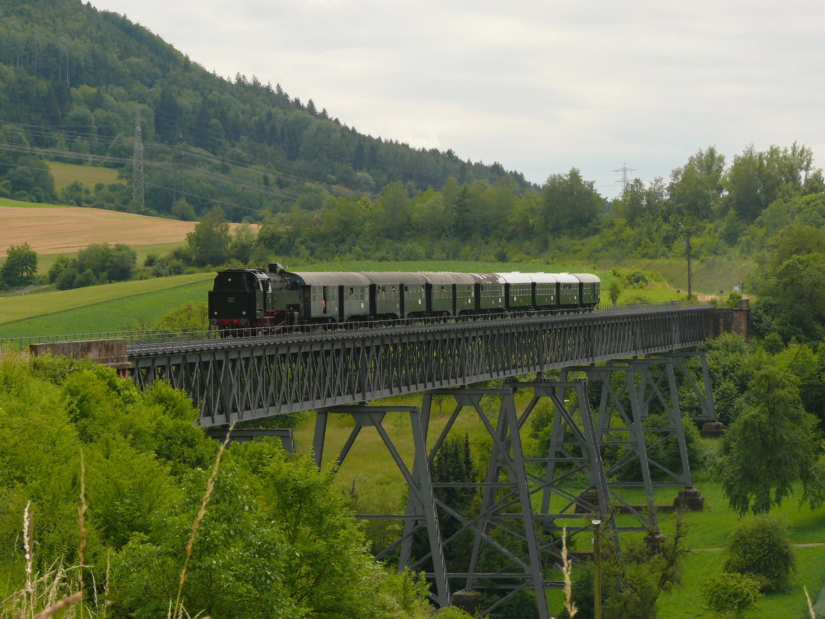 Am ersten kompletten Fahrtag, 3.7.20, der Sauschwänzlebahn fuhr Dampflok  262  mit ihrem Zug über das Epfenhofer Viadukt bei Epfenhofen.